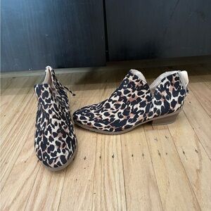 Kenneth Cole Reaction Leopard Print Cutout Ankle Booties in Black & Tan